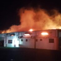 Incendio de gran magnitud destruye taller de ebanistería en Santiago