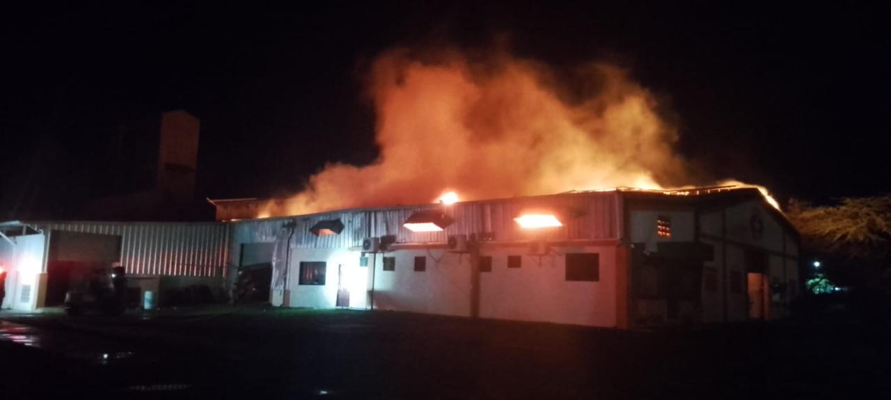 Incendio de gran magnitud destruye taller de ebanistería en Santiago