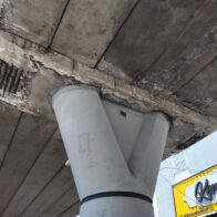 Denuncian peligro en elevado de la 27 de Febrero casi esquina Barahona: varillas expuestas sin reparar