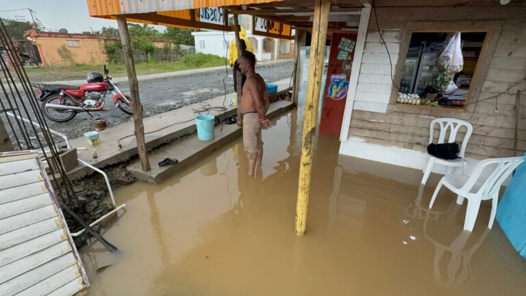 Inundaciones afectan viviendas en Sabana Grande de Boyá; residentes culpan obras mal ejecutadas