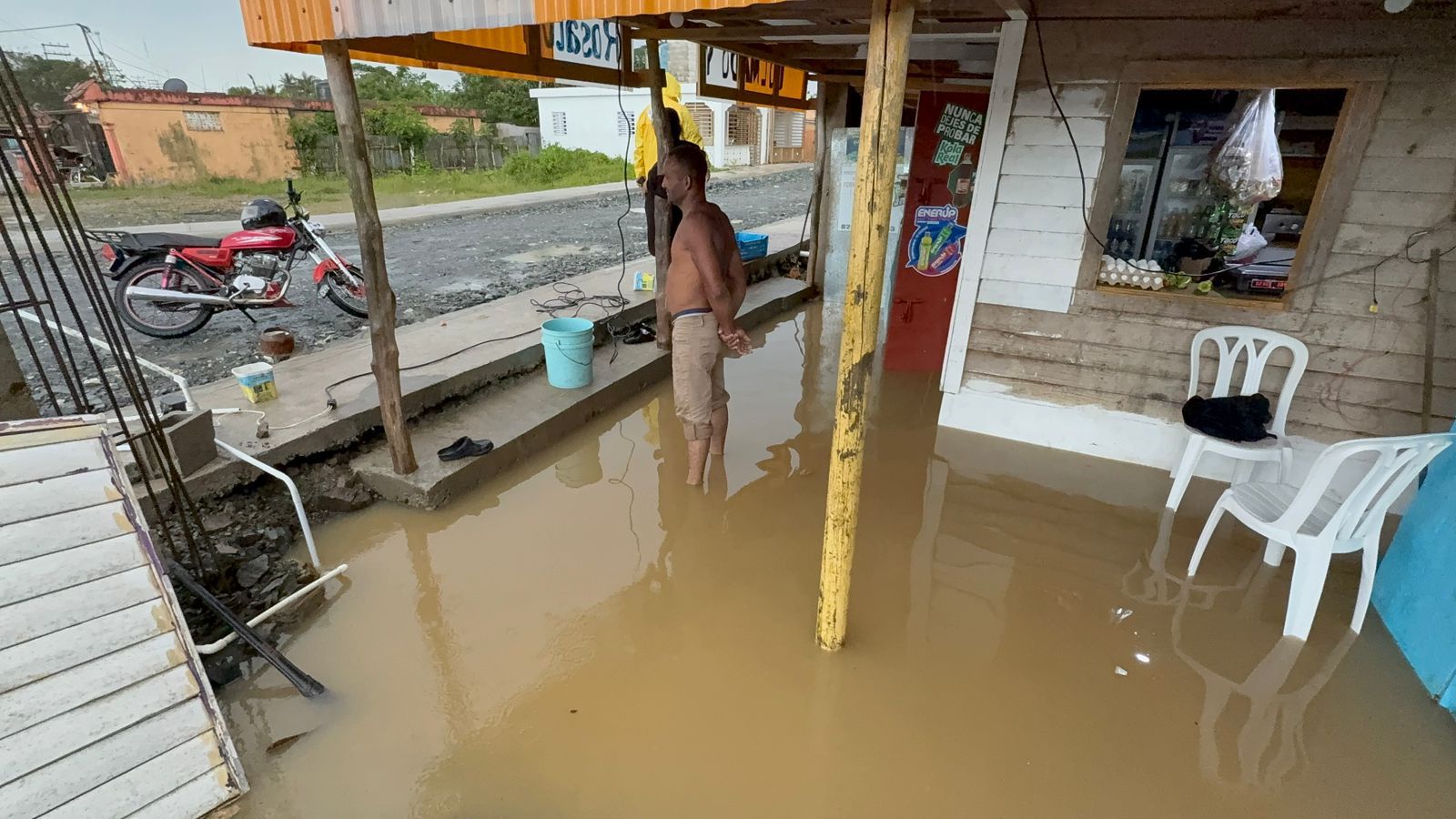 Inundaciones afectan viviendas en Sabana Grande de Boyá; residentes culpan obras mal ejecutadas