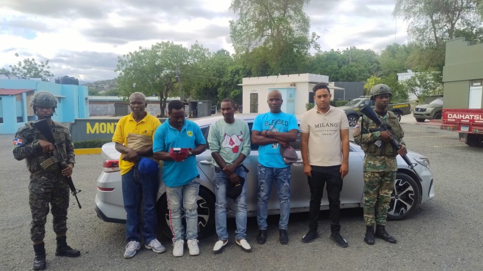 En Azua detienen hombre con vehículo lleno de haitianos indocumentados
