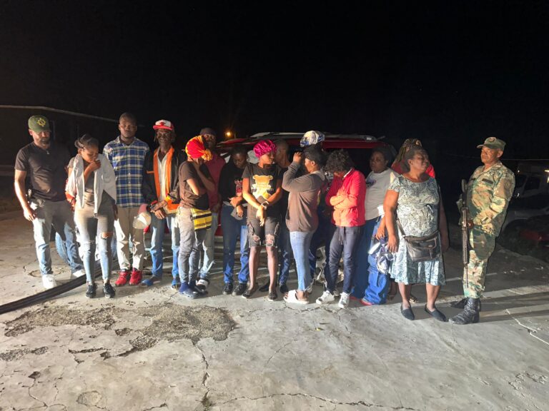 Detienen a 18 inmigrantes indocumentados en una jeepeta en Villa Vásquez