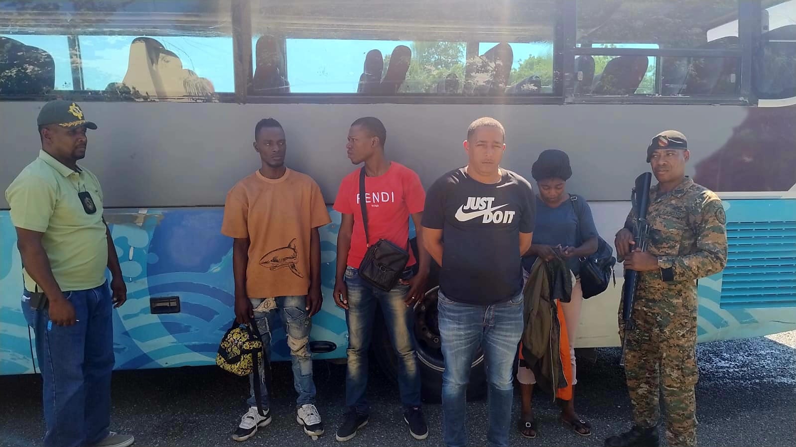En Azua arrestan hombre trasladando indocumentados en maletero de un autobús
