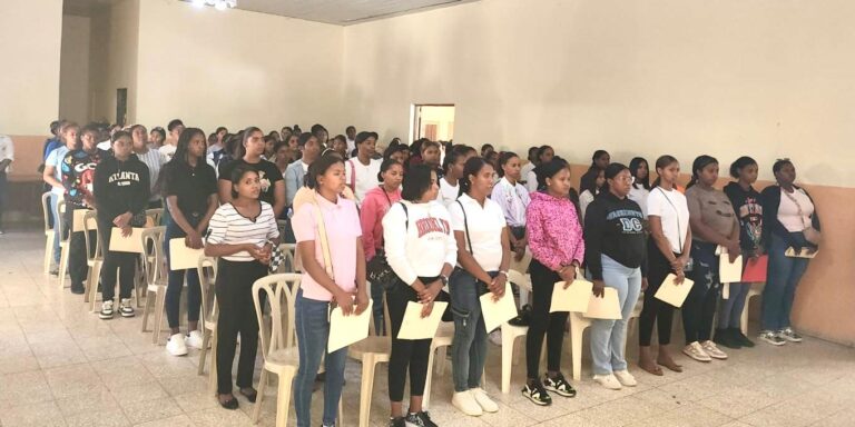 Policía en San Juan recibe jóvenes para ser evaluados y formar parte de la institución