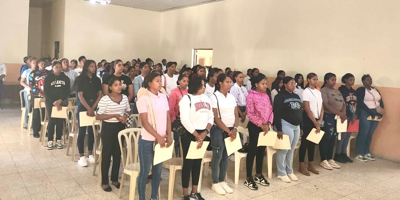 Policía en San Juan recibe jóvenes para ser evaluados y formar parte de la institución