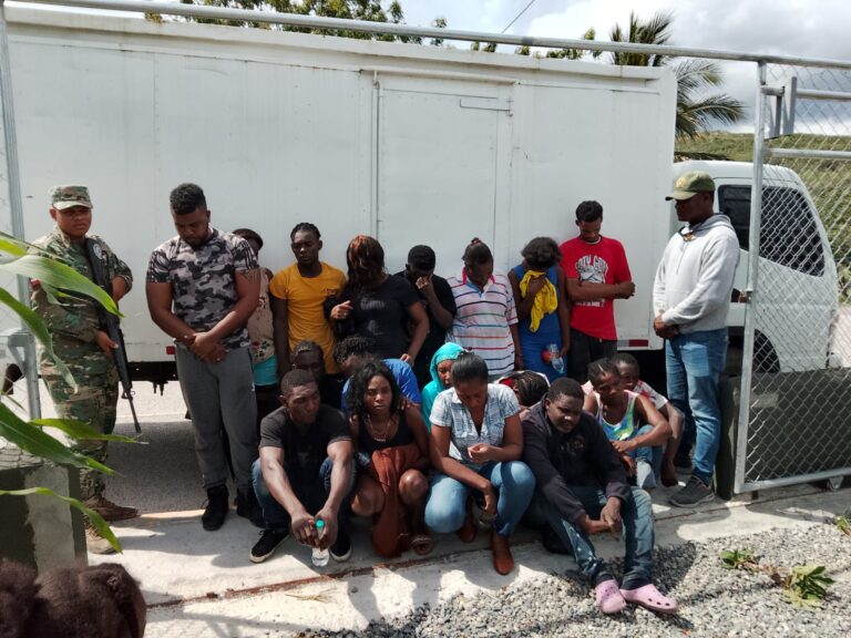 Encuentran un camión con 18 inmigrantes indocumentados en San Juan de la Maguana