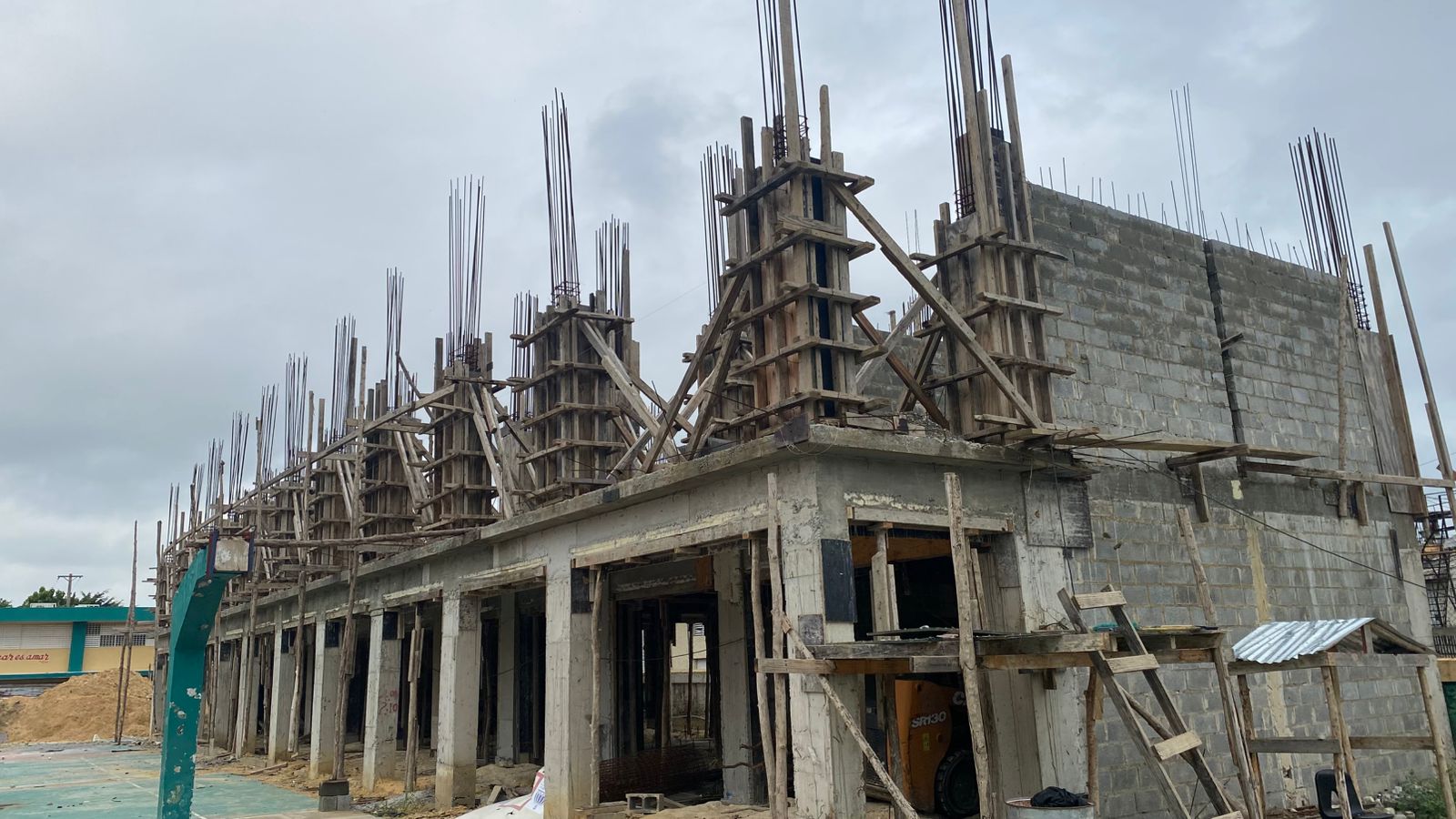 Denuncian paralización de la construcción de pabellón en la Escuela Parroquial Cristo Rey