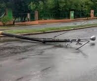 Varias personas resultan heridas tras caerse poste de luz frente al Parque Mirador Norte