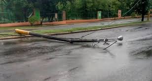 Varias personas resultan heridas tras caerse poste de luz frente al Parque Mirador Norte