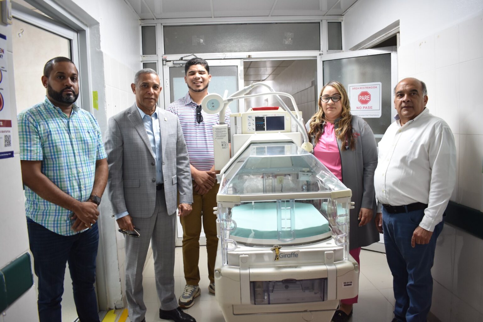 Senador por la provincia Duarte dona seis incubadoras al Hospital San Vicente de Paúl