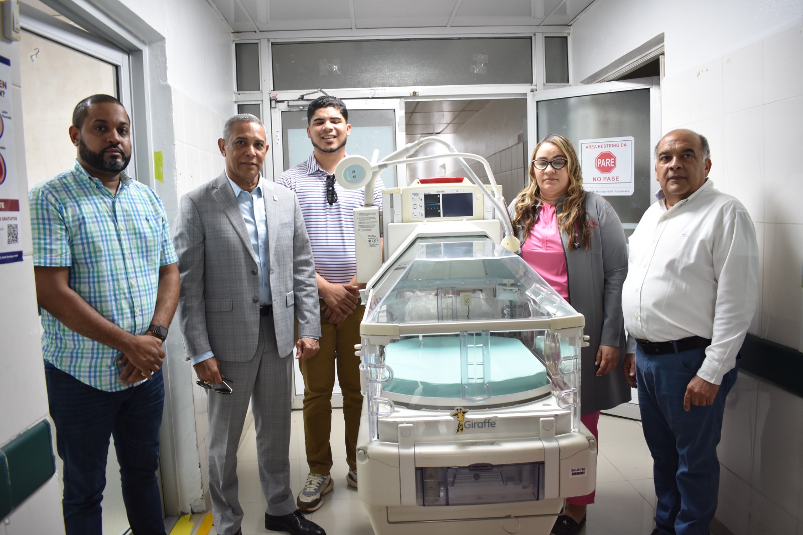 Senador por la provincia Duarte dona seis incubadoras al Hospital San Vicente de Paúl