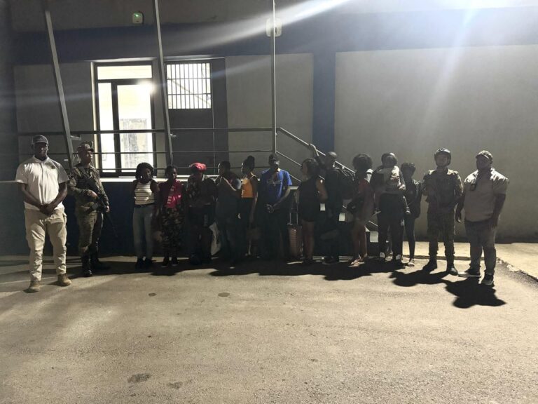 Detienen a 12 haitianos indocumentados en autobús que intentó evadir chequeo militar en Dajabón