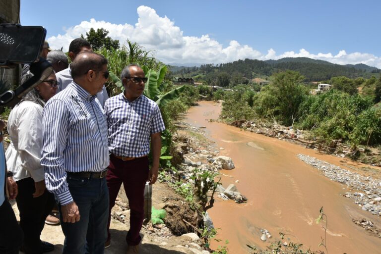 Ministro de Agricultura junto representantes de asociaciones de productores agrícolas de Tireo y otras localidades productivas de Constanza.
