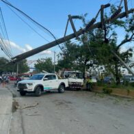 Grúa derriba cuatro postes eléctricos en circunvalación sur de Santiago y provoca caos vial