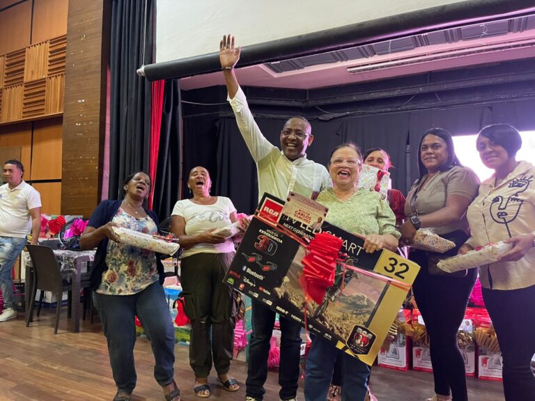 Diputado Carlos Sánchez celebra a más de 400 madres en el Club Mauricio Báez