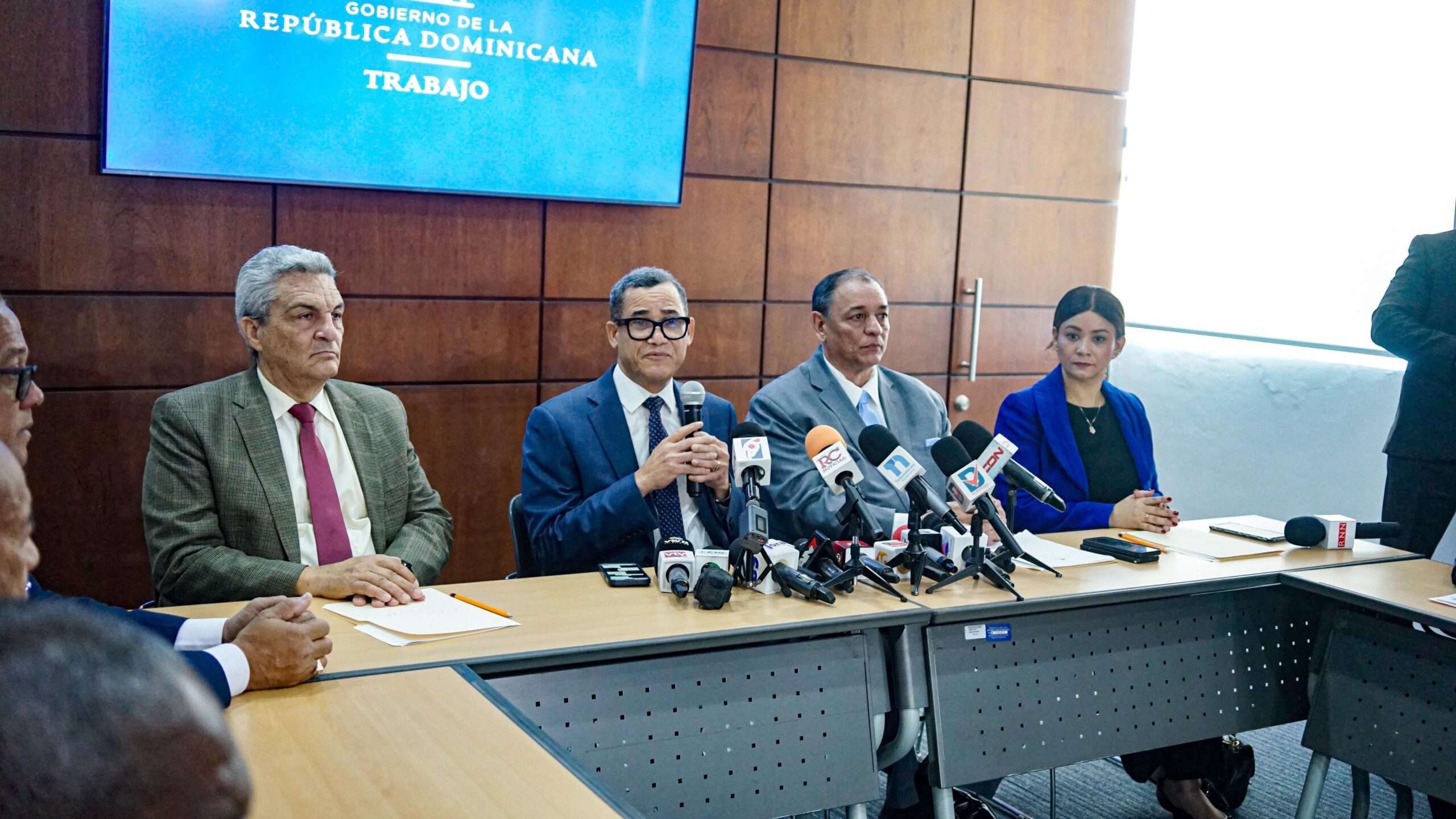 Ministro de trabajo junto al Comité Nacional de Salarios.