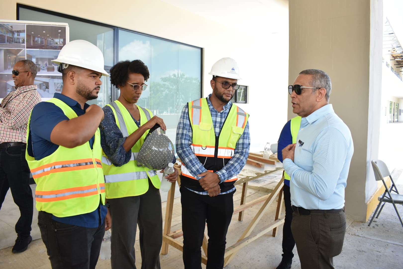 Senador Franklin Romero supervisa avance construcción hospital San Vicente de Paúl