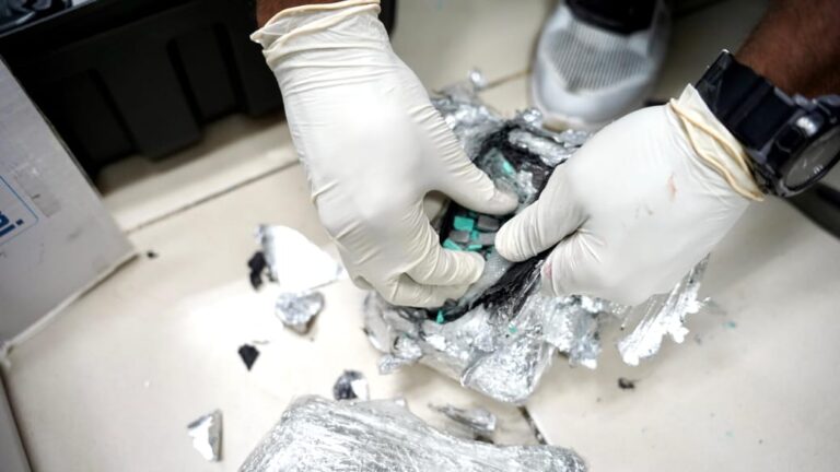 DNCD decomisa cientos de pastillas de éxtasis escondidas en una bocina 2 | Noticias de hoy en República Dominicana DNCD decomisa cientos de pastillas de éxtasis escondidas en una bocina