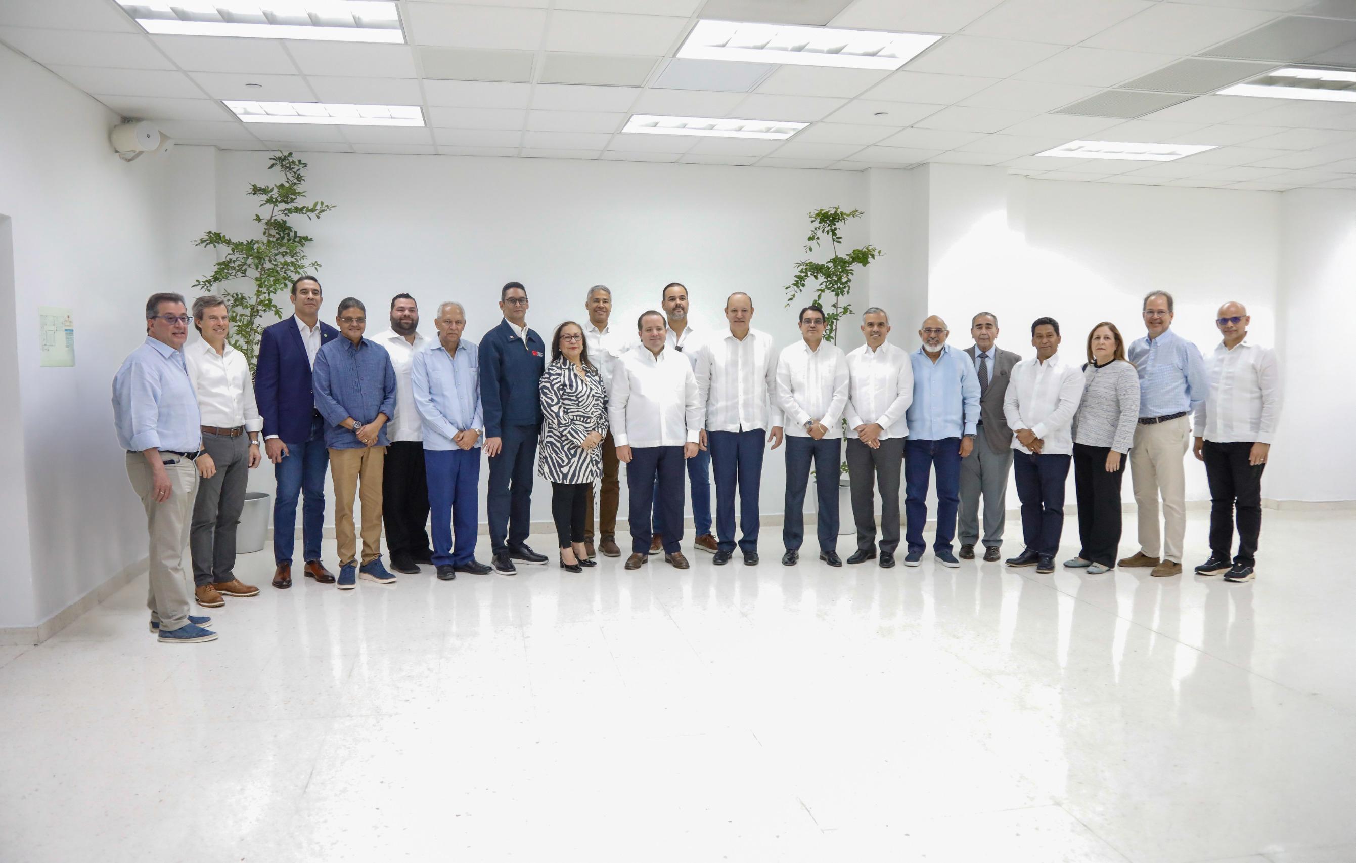 Sistema 911 presenta innovaciones tecnológicas en Santiago y refuerza su flota con 200 ambulancias