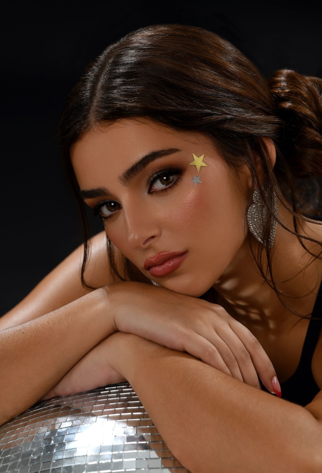 La cantautora dominicana Adri Torrón sigue consolidando su carrera musical con el lanzamiento de su más reciente sencillo, “fok up”, una propuesta fresca que fusiona el reggaetón con el pop latino y que ya está disponible en todas las plataformas digitales.