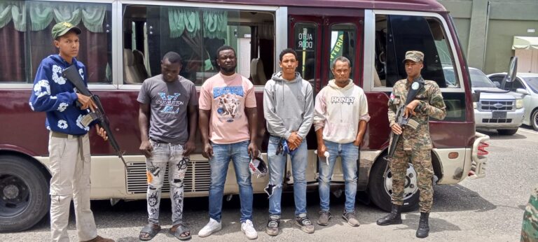 Chofer y cobrador de autobús fueron apresados con pasajeros haitianos en condición migratoria irregular en San Juan