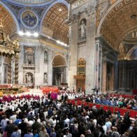 El cardenal decano pide "el papa que la humanidad necesita en este momento tan difícil"