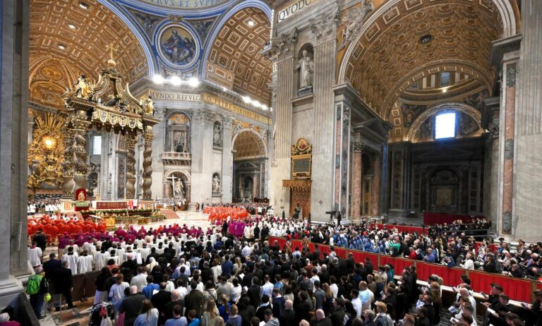 El cardenal decano pide "el papa que la humanidad necesita en este momento tan difícil"