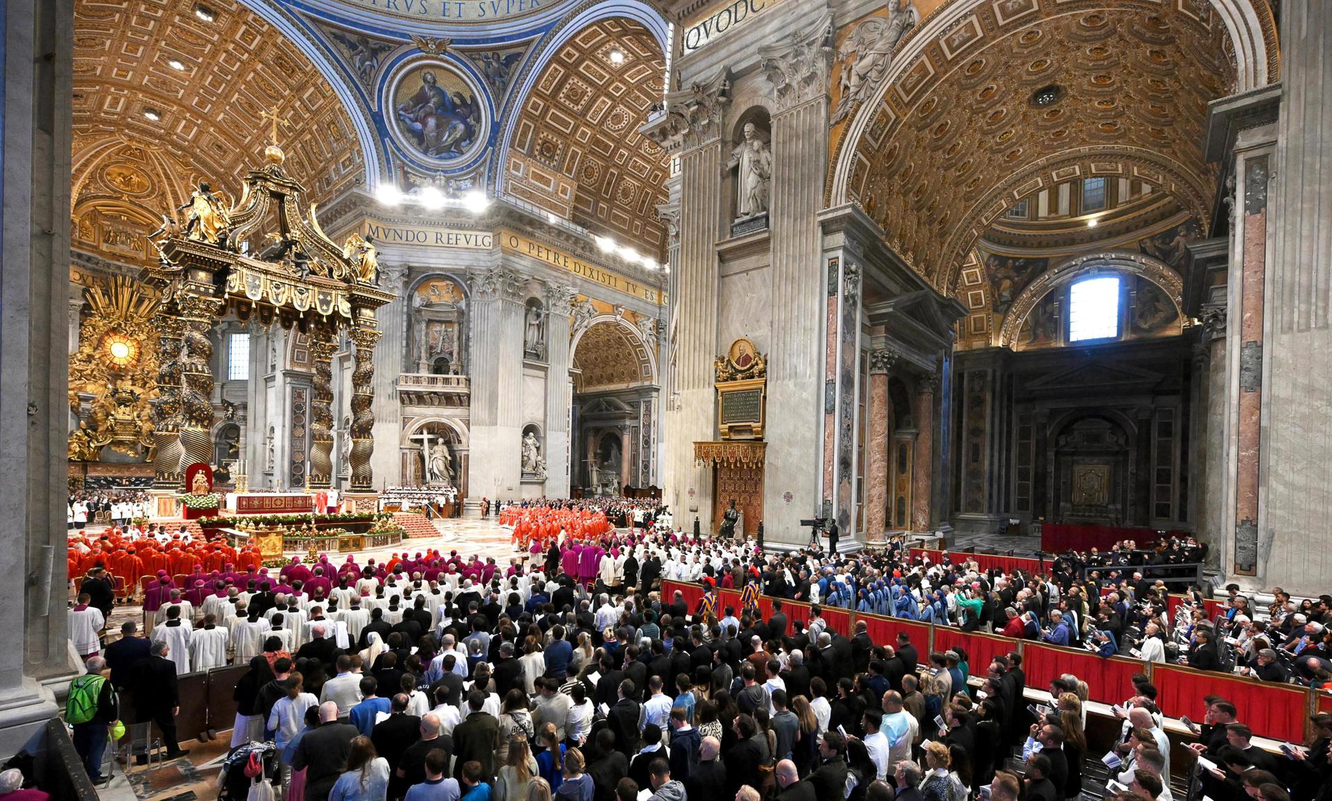 El cardenal decano pide "el papa que la humanidad necesita en este momento tan difícil"