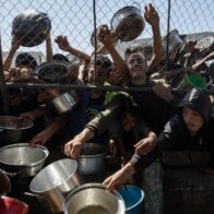 Drones israelíes hieren a 20 gazatíes cuando se desplazaban en busca de comida