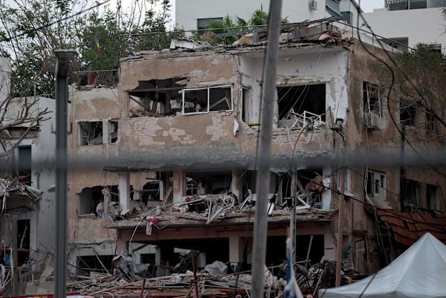Paramédicos confirman dos muertos tras el impacto directo de un misil iraní en su búnker