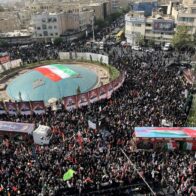 Irán celebra un multitudinario funeral de militares y científicos muertos en la guerra