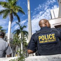 Hombre es arrestado tras penetrar a la casa de Donald Trump con intención de casarse con su nieta