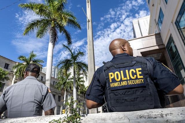 Hombre es arrestado tras penetrar a la casa de Donald Trump con intención de casarse con su nieta