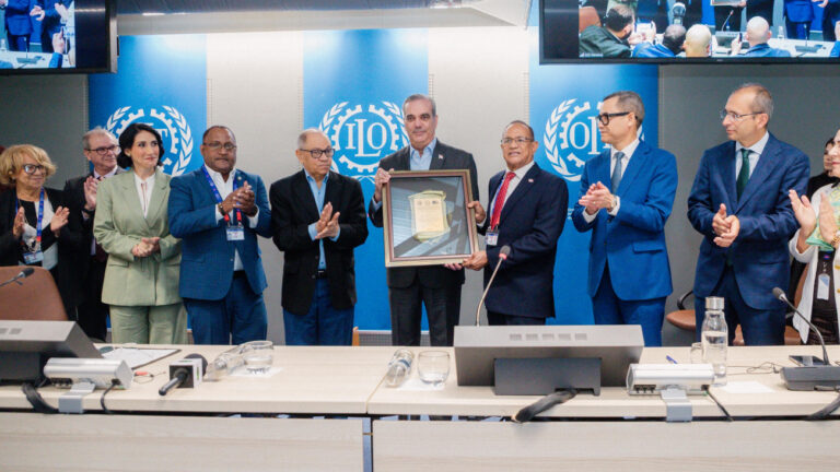 Presidente Abinader recibe reconocimiento de la OIT en Ginebra por respaldo a derechos de trabajadores 5 | Noticias de hoy en República Dominicana Presidente Abinader recibe reconocimiento de la OIT en Ginebra por respaldo a derechos de trabajadores