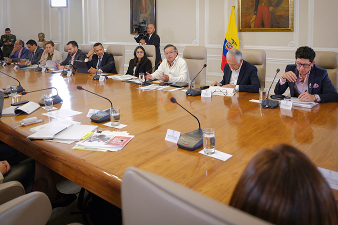 Petro llama a respetar la "línea roja" de la vida tras atentado contra Miguel Uribe Turbay