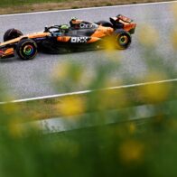 Redacción deportes, 28 jun (EFE).- El inglés Lando Norris (McLaren) marcó el mejor tiempo este sábado, por delante de su compañero, el australiano Oscar Piastri -líder del campeonato-, en el último libre para el Gran Premio de Austria, el undécimo del Mundial de F1, en el Red Bull Ring de Spielberg; donde los españoles Fernando Alonso (Aston Martin) y Carlos Sainz (Williams) marcaron el duodécimo y el decimoquinto tiempo, respectivamente; y el argentino Franco Colapinto (Alpine), el decimonoveno. En el mejor de sus 21 giros, Norris cubrió los 4.318 metros de la pista estiria en un minuto, cuatro segundos y 324 milésimas, 118 menos que Piastri y con 210 de ventaja respecto al cuádruple campeón mundial neerlandés Max Verstappen (Red Bull); que marcó el tercer tiempo y, al igual que los anteriores, completó su vuelta rápida con el neumático blando. Alonso se inscribió duodécimo en la tabla de tiempos. El doble campeón mundial asturiano dio 21 vueltas; y se quedó a nueve décimas del tiempo de Norris, en un ensayo en el que todos marcaron sus mejores cronos con el neumático blando. Sainz -tercero en esta pista el año pasado, su cuarto y último curso con Ferrari- marcó el decimoquinto crono de una sesión que concluyó con 26 grados centígrados ambientales y 41 en el asfalto. Dio el mismo número de vueltas que su compatriota Alonso y en la mejor de ellas, el piloto madrileño paró el crono a un segundo de Norris; del que se quedó -en el mejor de sus 26 giros- a un segundo y 222 milésimas, Colapinto. Piastri -cinco veces triunfal este año- lidera el Mundial con 198 puntos, 22 más que Norris; y con 43 sobre 'Mad Max', tercero en la general y plusmarquista de victorias en el circuito propiedad de su escudería: cinco, en total. La calificación, que ordenará la parrilla de salida de la carrera de este domingo -prevista a 71 vueltas, para completar un recorrido de 306 kilómetros y medio-, arrancará a las cuatro de la tarde (las 14:00 horas GMT).
