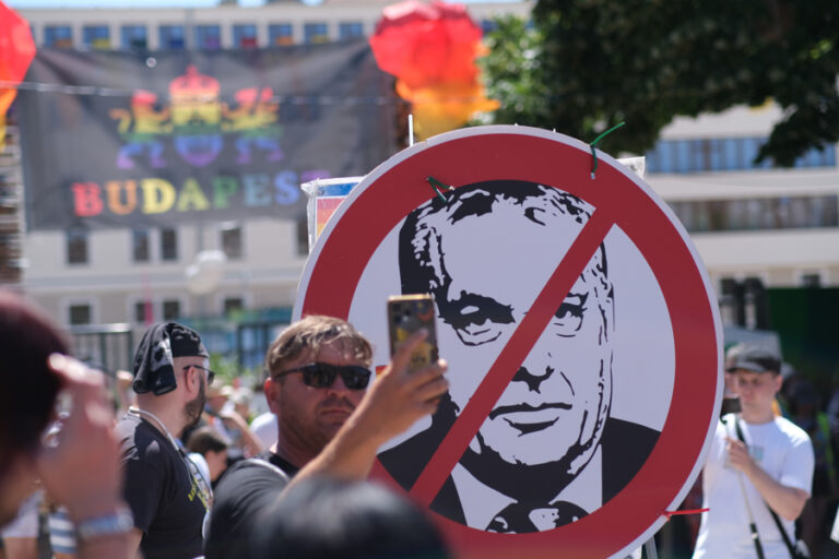 Unos 70 Eurodiputados participan en la marcha del Orgullo LGTBI prohibida por Orbán