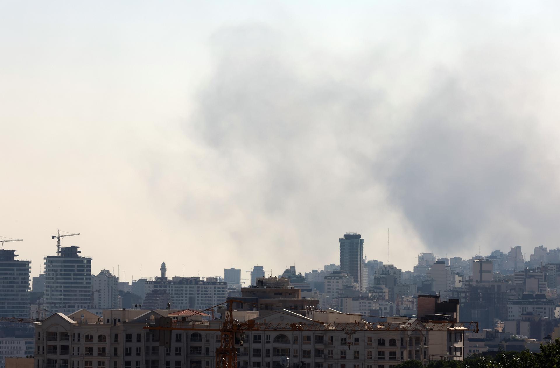 Sinfonía de ataques israelíes y rezos en la noche de Teherán