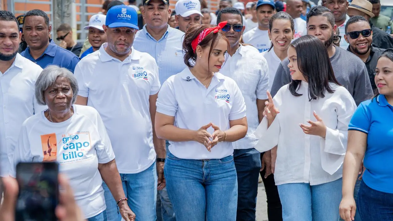 Betty Gerónimo y Energía y Minas entregan 300 luminarias en sector Carlos Álvarez
