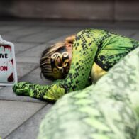 Protesta en Hong Kong contra el uso de piel de reptil por Louis Vuitton