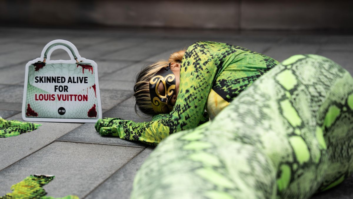 Protesta en Hong Kong contra el uso de piel de reptil por Louis Vuitton