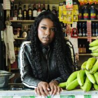 Los 5 Golpes, más que un nombre cargado de simbolismo, inspirado en la gastronomía dominicana y en el famoso “3 Golpes”, desayuno típico dominicano, que en esta ocasión contiene dos elementos adicionales; disciplina y talento, es un reflejo del infinito talento de J Noa pero también un eco del sentir de los barrios.