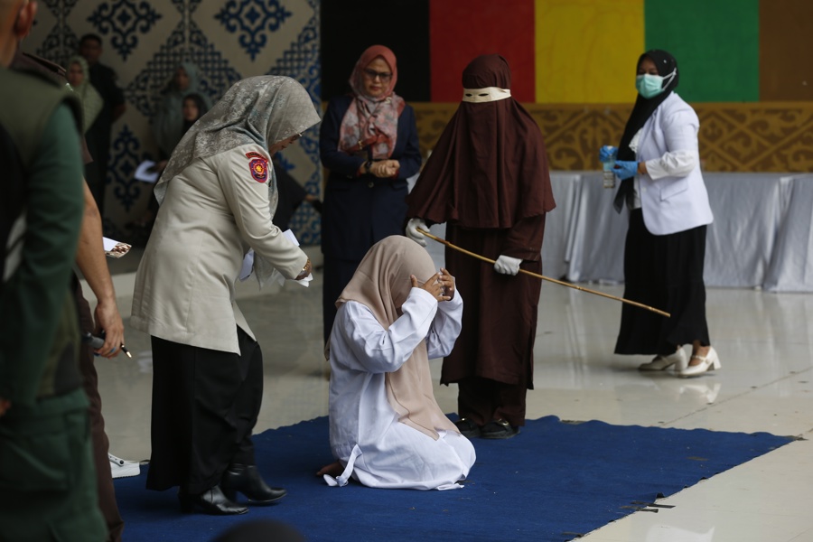 Una mujer recibe 100 latigazos en público en Indonesia por adulterio