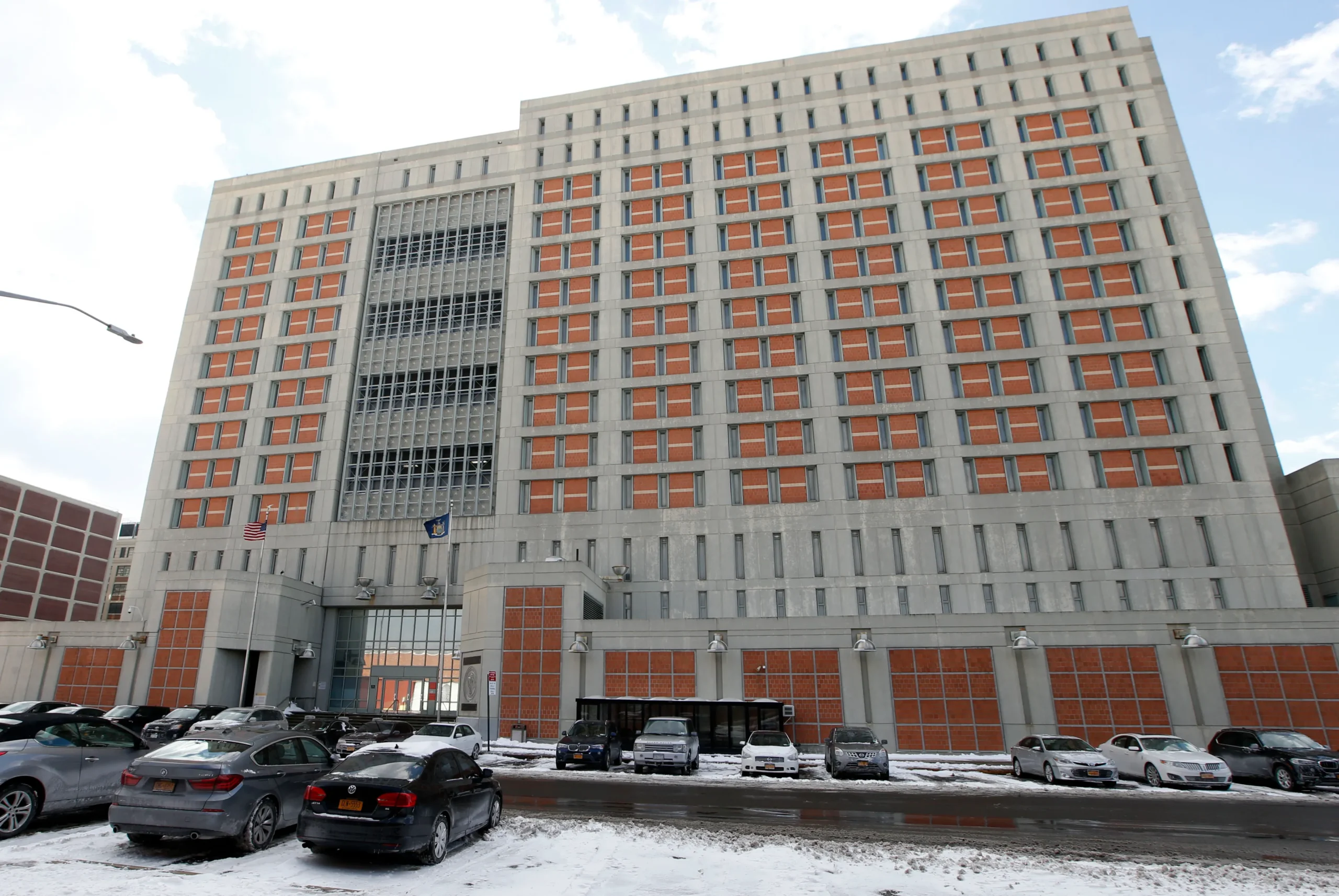 Migrantes son enviados por ICE a más prisiones federales, entre ellas una polémica en NY