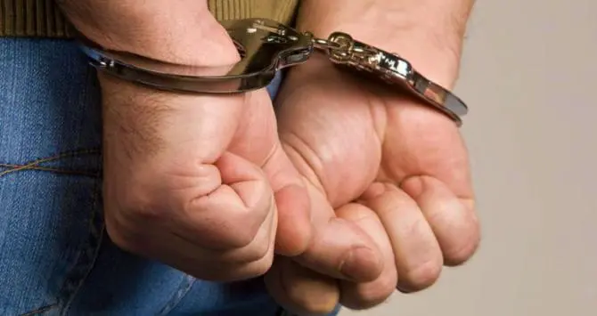 Detienen hombre en flagrante delito tras sustraer aceite de colmado en Monte Plata