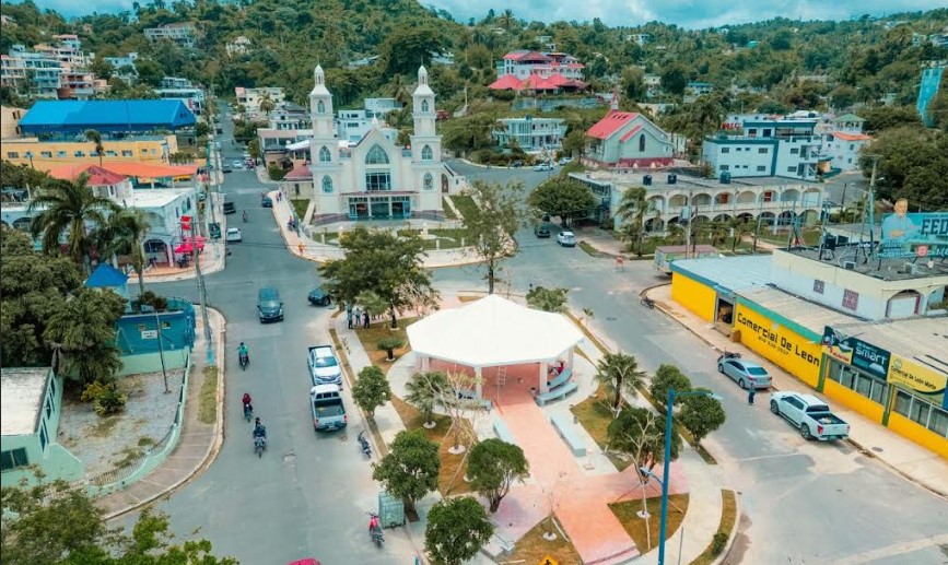 Presidente Abinader y ministro Collado inauguran reconstrucción de Malecón y otras obras en Samaná