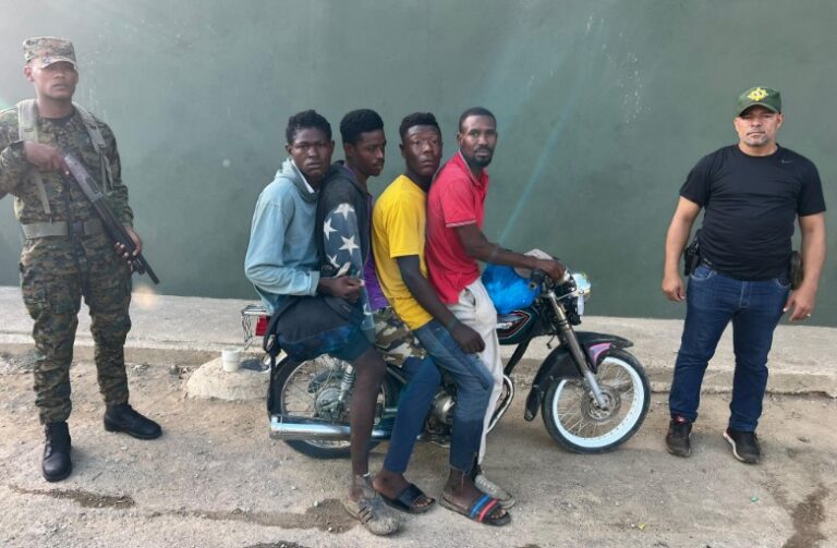 Envían a la justicia a dominicano por transportar a cinco indocumentados en una motocicleta en Dajabón