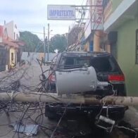 Poste del tendido eléctrico colapsa en Villa Verde y causa daños materiales