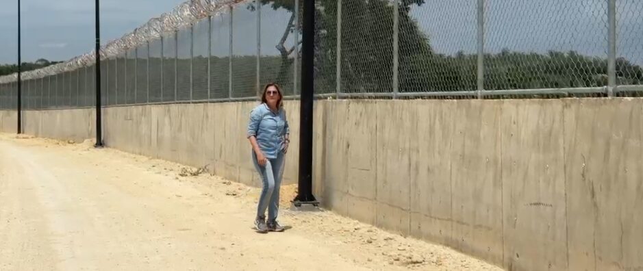 Carolina Mejía visita muro fronterizo en Dajabón